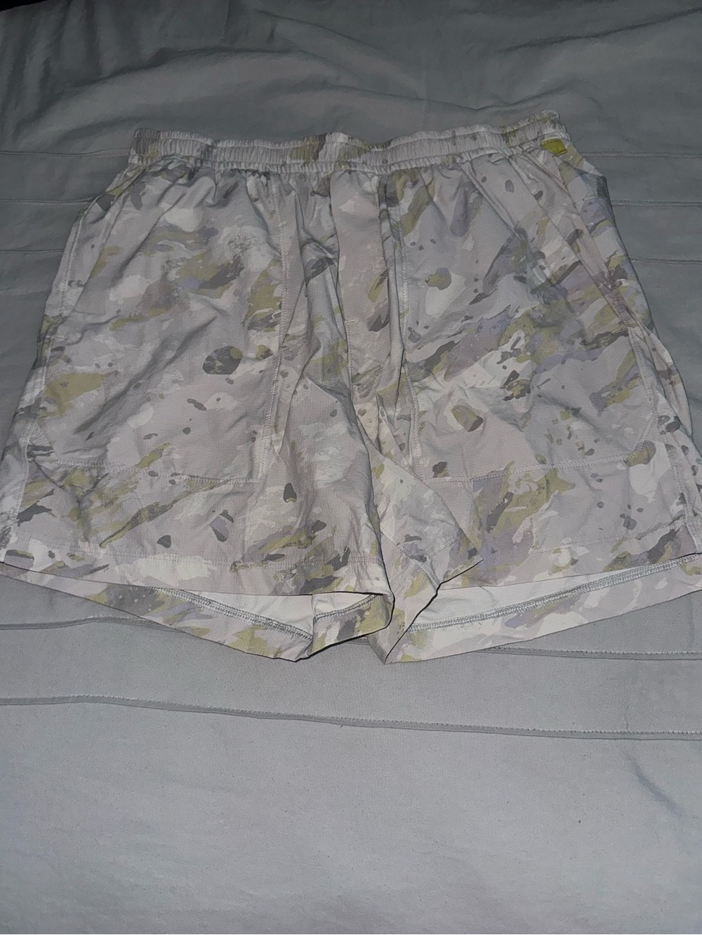 Lululemon men’s bowline shorts 5” size Large
